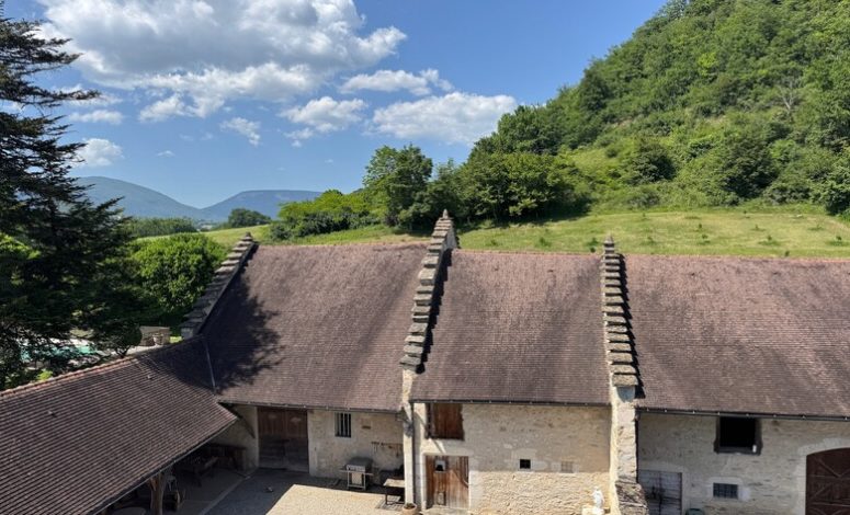 Façade du Manoir des Décideurs, lieu de séminaire résidentiel privatisé dans l'Ain