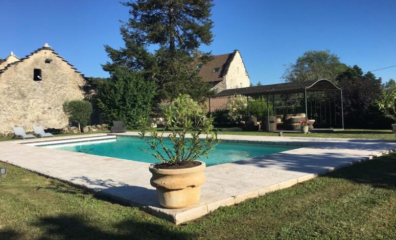 Piscine privée du Manoir des Décideurs, lieu de séminaire résidentiel exclusif près de Lyon