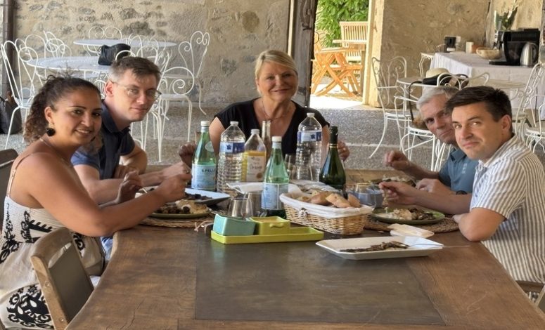 Moment convivial autour d'un déjeuner durant un séminaire proche de Lyon