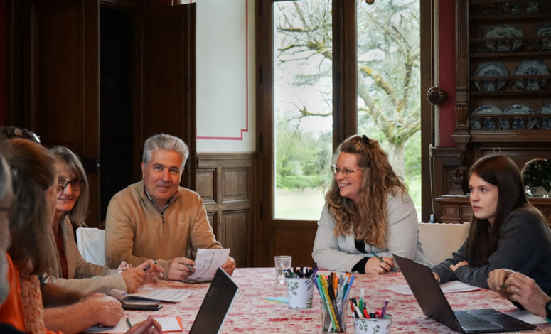 Réunion intérieur dans un château historique pour séminaire proche de Nantes