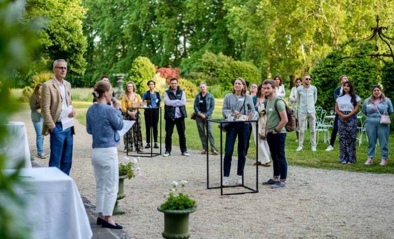 Réunion dans un parc extérieur au sein d'un château RES pour séminaire