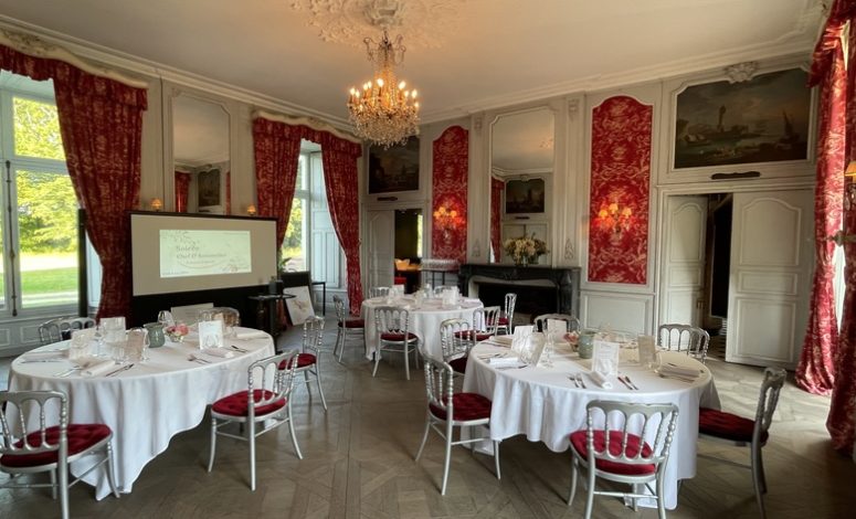 Espace de restauration dans un château historique pour séminaire RSE région Nantaise
