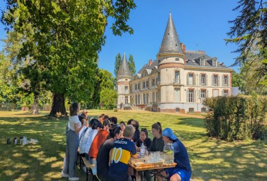 espace cocktail en extérieur pour votre séminaire au vert, dans un cadre qui marque les esprits.