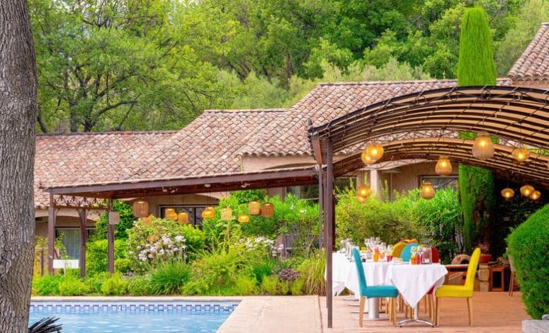 Moment détente entre terrasse et piscine pour votre séminaire au vert