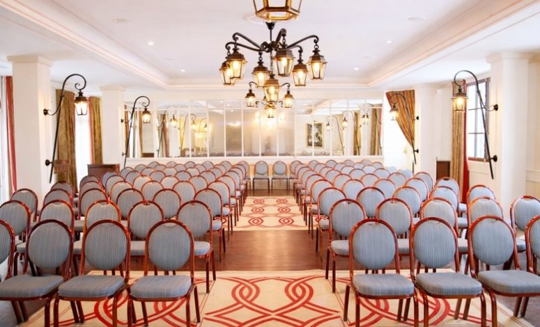 Salon du Grand Condé aménagé pour une plénière entre 100 et 180 personnes , séminaire Chantilly
