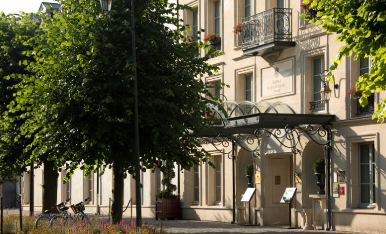 Façade de l'hôtel 5 *, séminaire au vert en Île-de-France