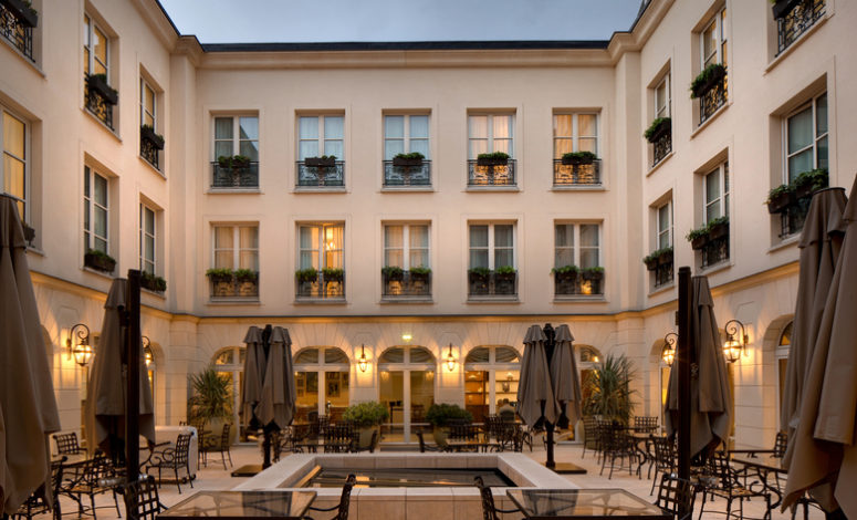 Patio et terrasse du domaine , cadre idéal pour une convention au vert