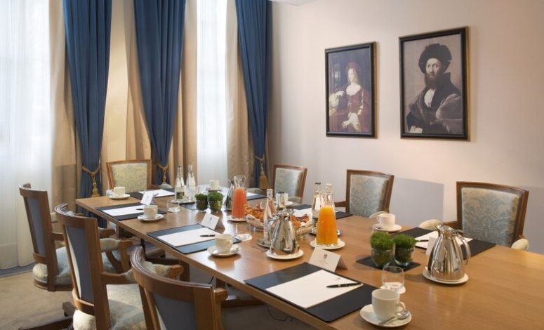 Salon Raphaël, petite salle de réunion pour comité restreint, séminaire de direction