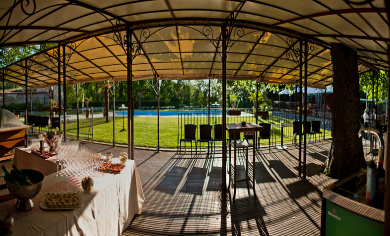 terrasse extérieur pour repas dans un hotel spa en isere