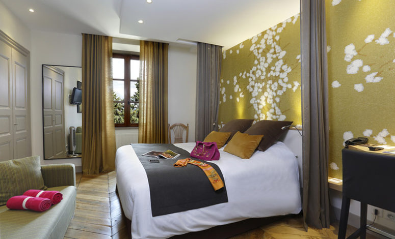 chambre royale dans un chateau et hotel spa en isere