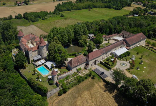 vue aérienne du chateau et de l'hotel spa en isere