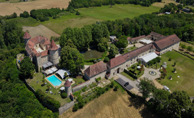 vue aérienne du chateau et de l'hotel spa en isere