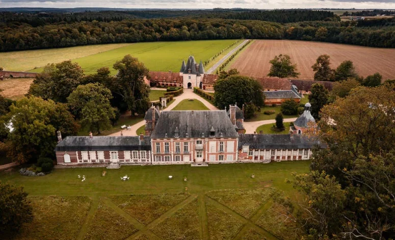 Vue aérienne du château d'Aloîs - séminaire dans une belle bâtisse en Normandie