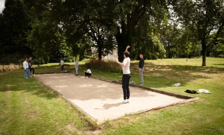 Pétanque team building dans le parc du château d'Aloïs - séminaire en Normandie