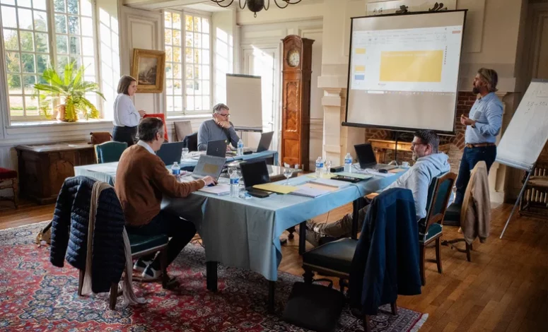 Equipe en réunion au château d'Aloîs - séminaire en Normandie à 1h30 de Paris