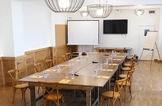 Salle de réunion en board meeting au château d'Aloïs - idéal pour codir et petite réunion