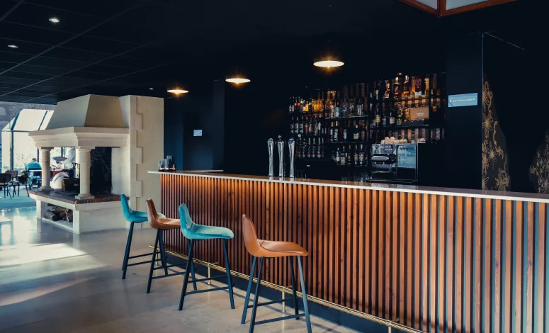 Bar convivial d'une maison d'hôtes pour séminaire en Normandie