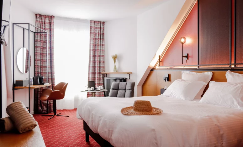 Chambre avec espace salon dans une maison familiale près de Deauville