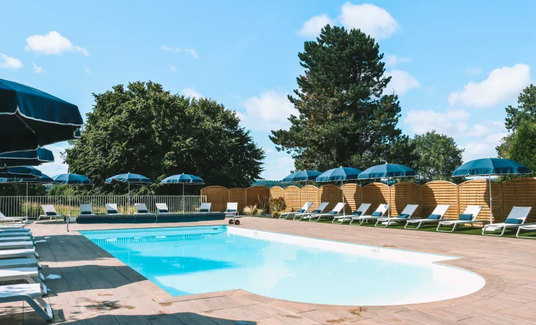 Piscine extérieure d'un resort pour organiser un séminaire en Normandie