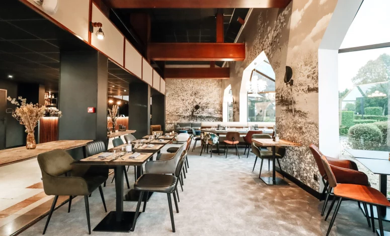 Restaurant lumineux ouvert sur le parc d'un lieu de séminaire à Deauville