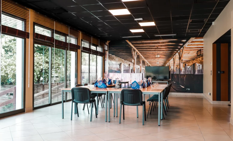 Salle de réunion lumineuse pour organiser un séminaire à Deauville