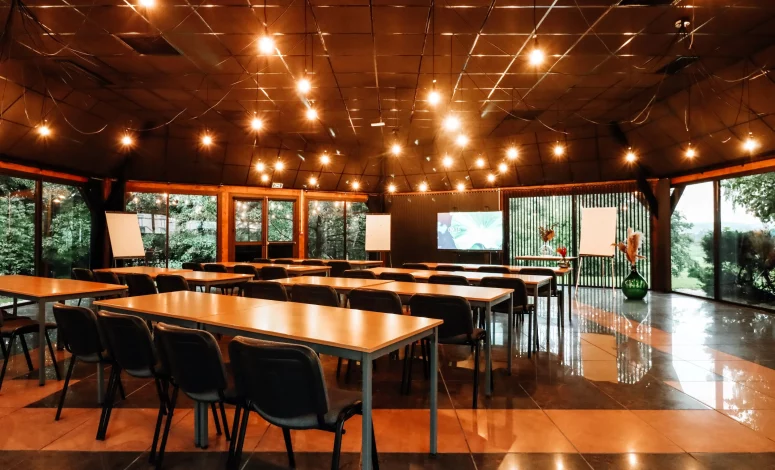 Grande salle de séminaire ouverte sur un parc en Normandie