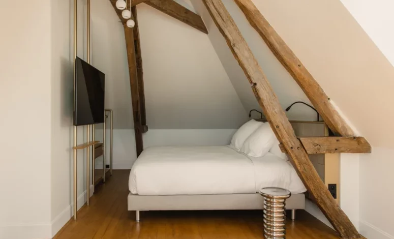 Chambre mansardée dans un lieu de séminaire en Normandie
