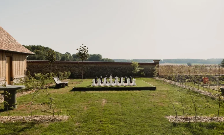 Jardin verdoyant avec plateau d'échec géant pour un codir au vert
