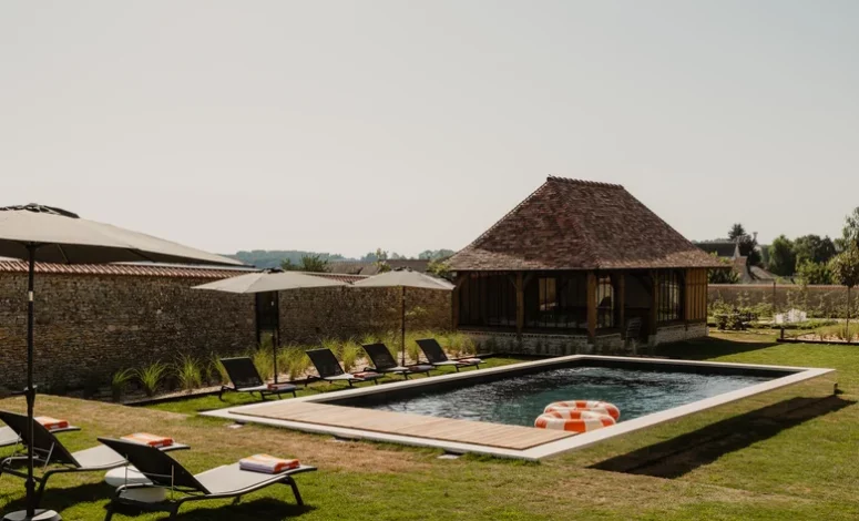 Piscine extérieure avec transats pour un séminaire au vert