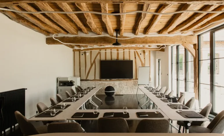 Salle de réunion avec poutres apparentes pour un codir au vert