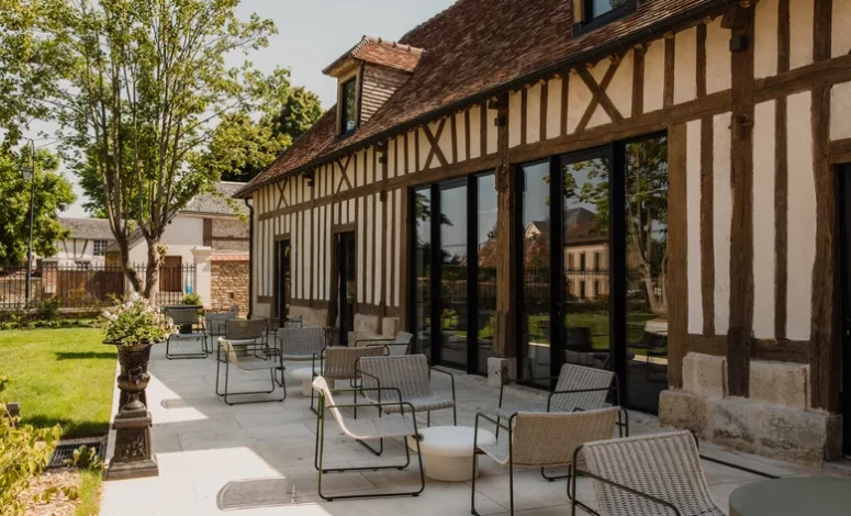 Terrasse aménagée pour une pause lors d’un codir au vert