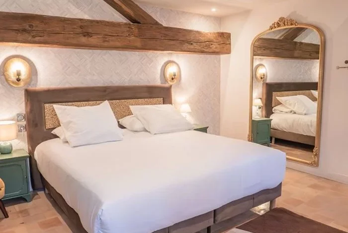 Chambre confortable d'un écolodge au château dans l'Hérault