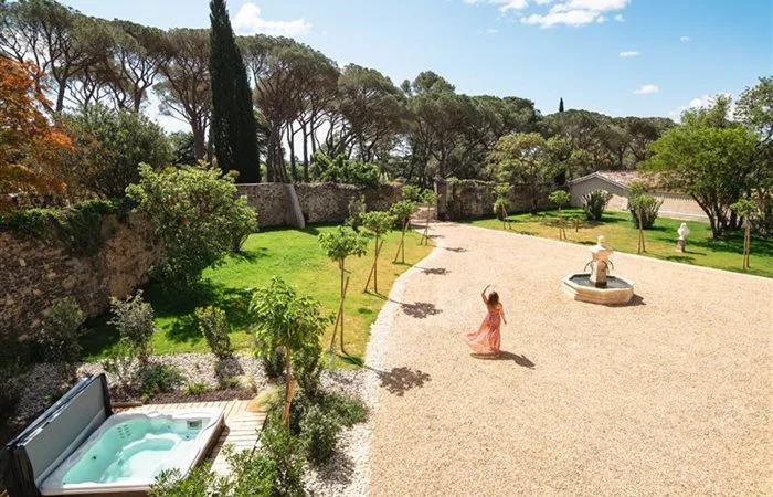 Jardin du domaine avec vue sur la forêt méditerranéenne
