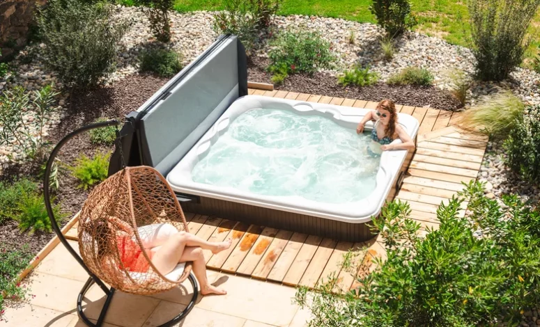Spa privatif extérieur en bois avec vue sur le jardin, château séminaire piscine spa