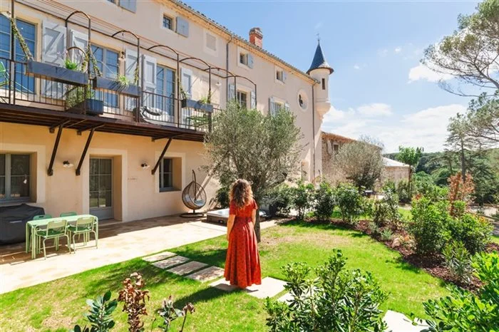 Jardin fleuri et espace détente ombragé du domaine