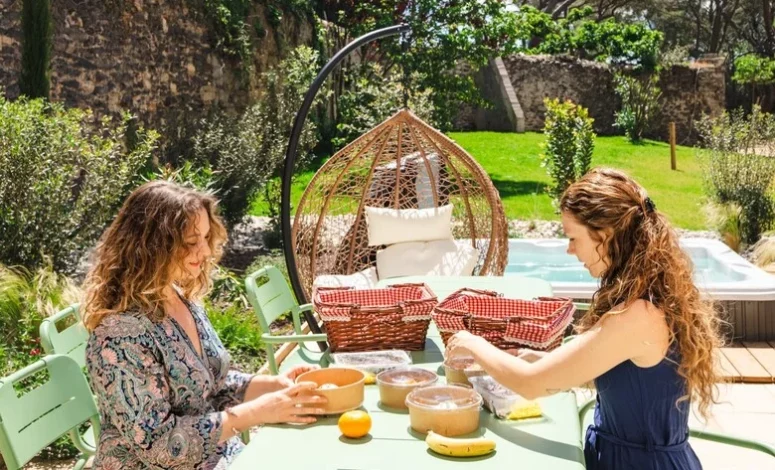 Petit-déjeuner en terrasse, séminaire résidentiel Hérault