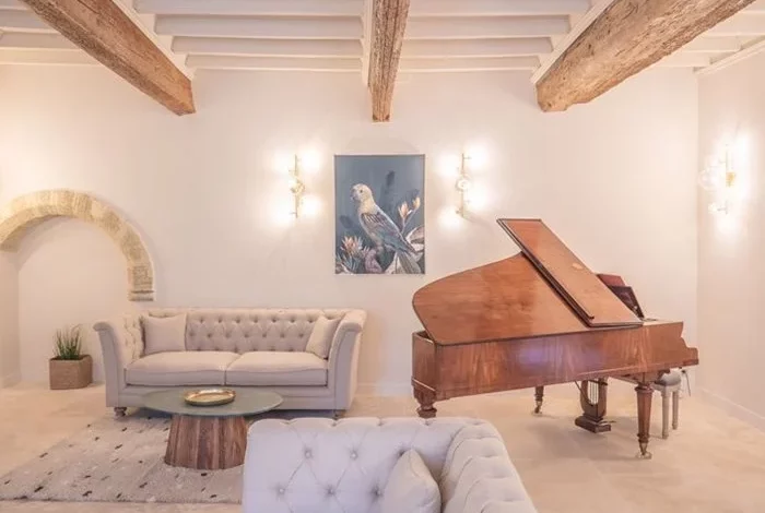 Salon spacieux avec piano et ambiance chaleureuse
