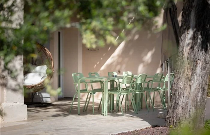 Terrasse privative ombragée sous les arbres du parc