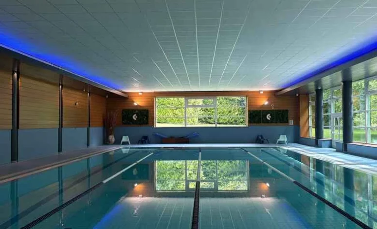 Piscine intérieure, espace bien-être pour séminaire résidentiel de grande capacité