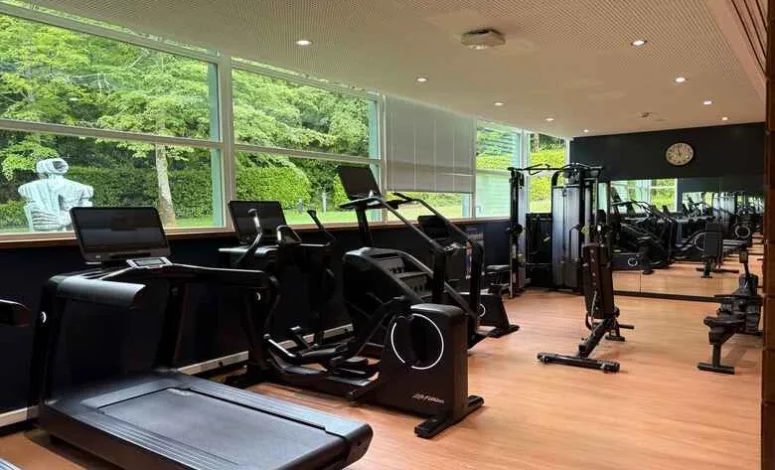 Salle de sport équipée du domaine, espace bien-être pour séminaire résidentiel