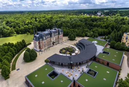 Vue aérienne du château et parc de 52 hectares près de Paris pour grands événements et conventions