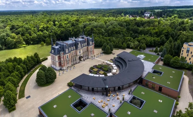 Vue aérienne du château et parc de 52 hectares près de Paris pour grands événements et conventions