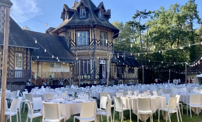 Réception en plein air dans le parc du domaine pour un événement d'entreprise de grandes capacités