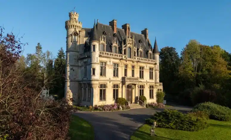 Façade néo-gothique de ce château en Normandie dans l'Eure