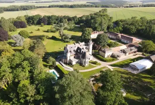 Vue aérienne du domaine, parc et ferme à 1h de Paris