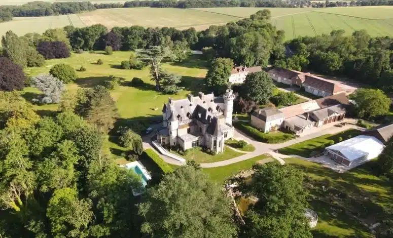 Vue aérienne du domaine, parc et ferme à 1h de Paris