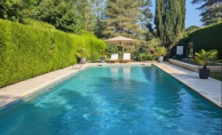 Piscine extérieure et espace détente pour séminaire résidentiel dans L'Eure