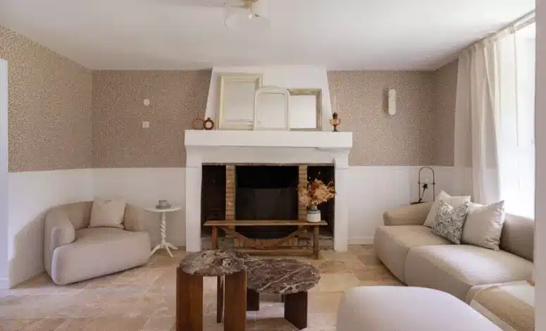 Salon cosy avec cheminée pour un moment convivial entre collègues