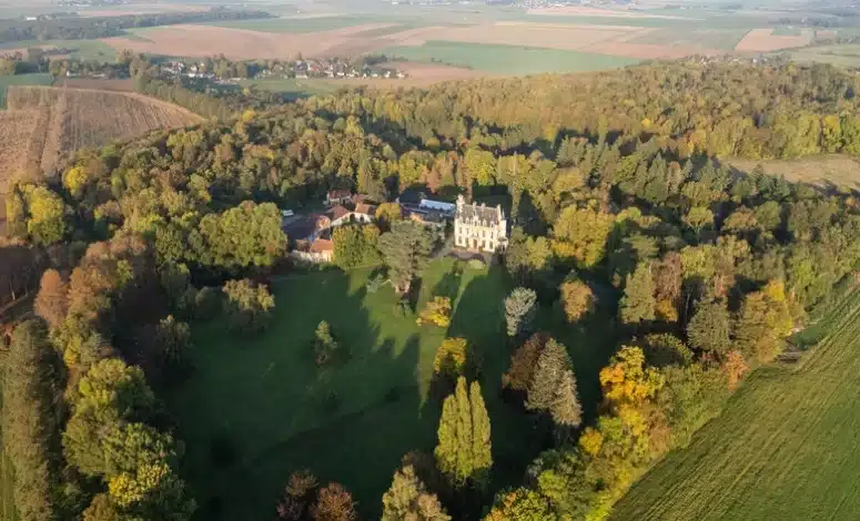 Vue aérienne du hameau, un cadre naturel pour un codir au vert