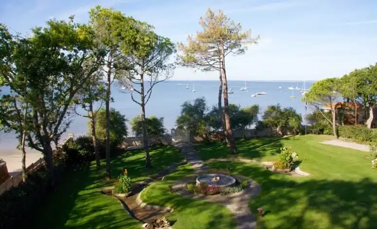 Jardin avec vue sur le Bassin d’Arcachon pour un séminaire au bord de l’eau